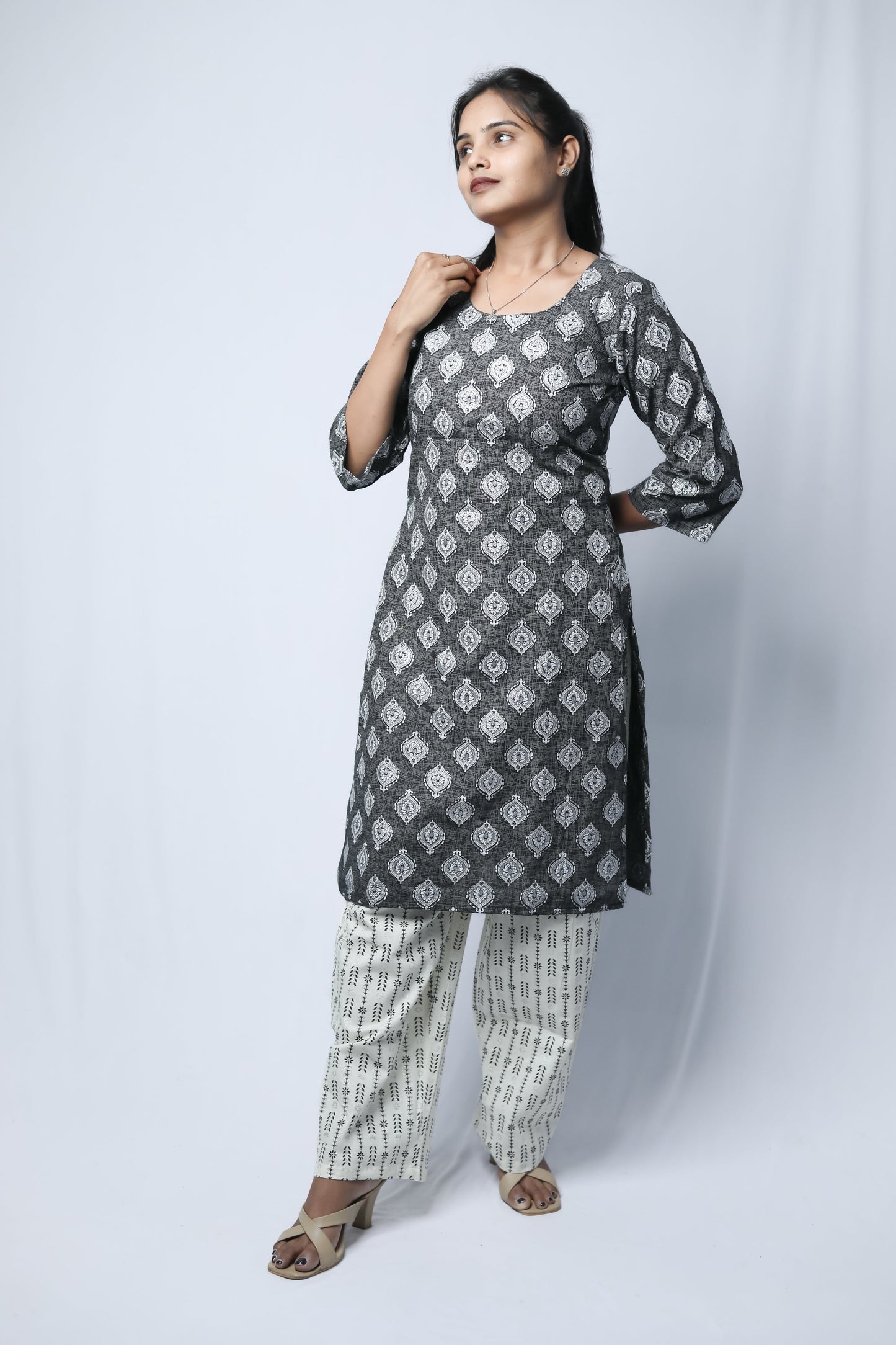 Round neck kurta set N Square