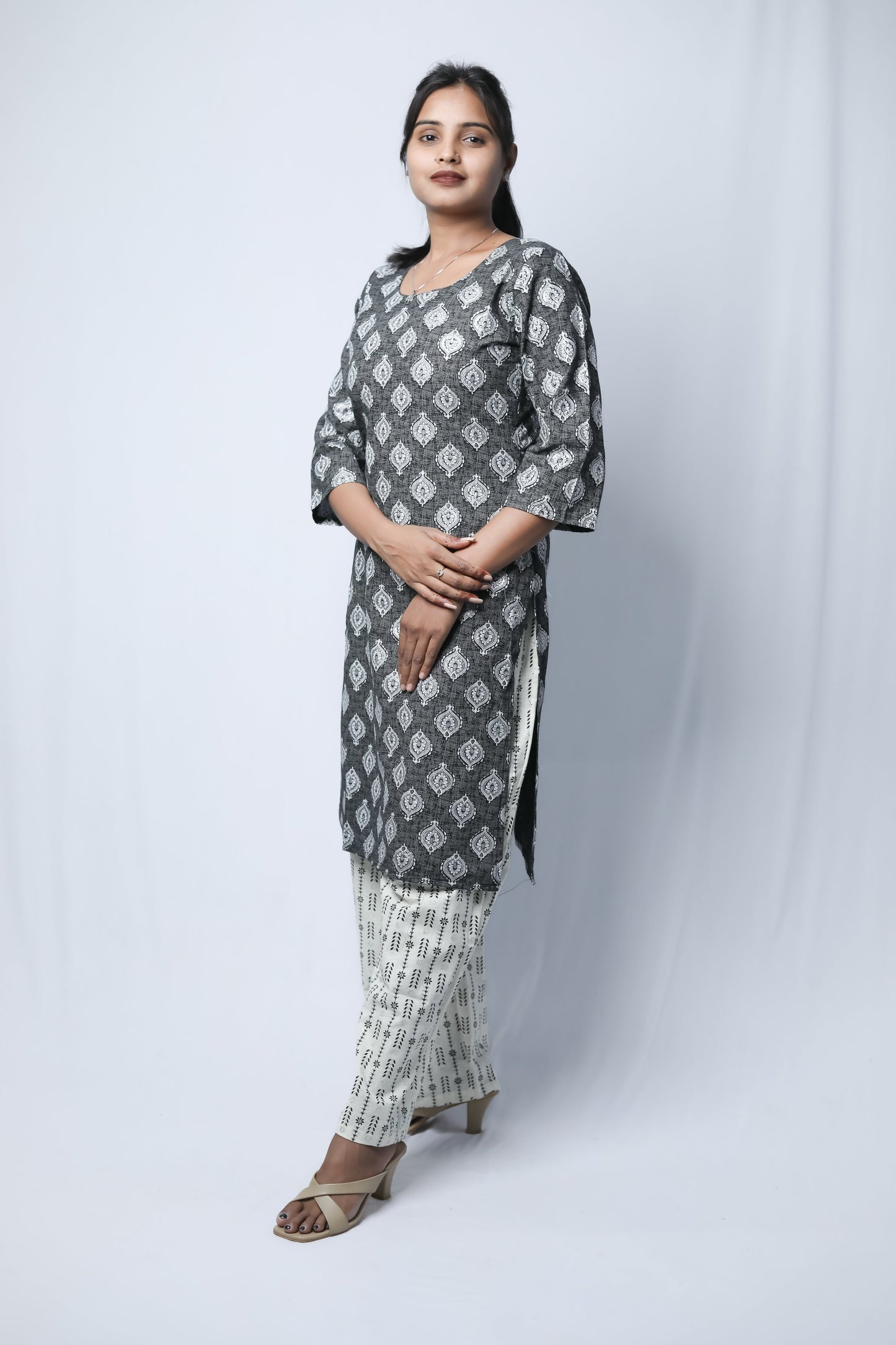Round neck kurta set N Square