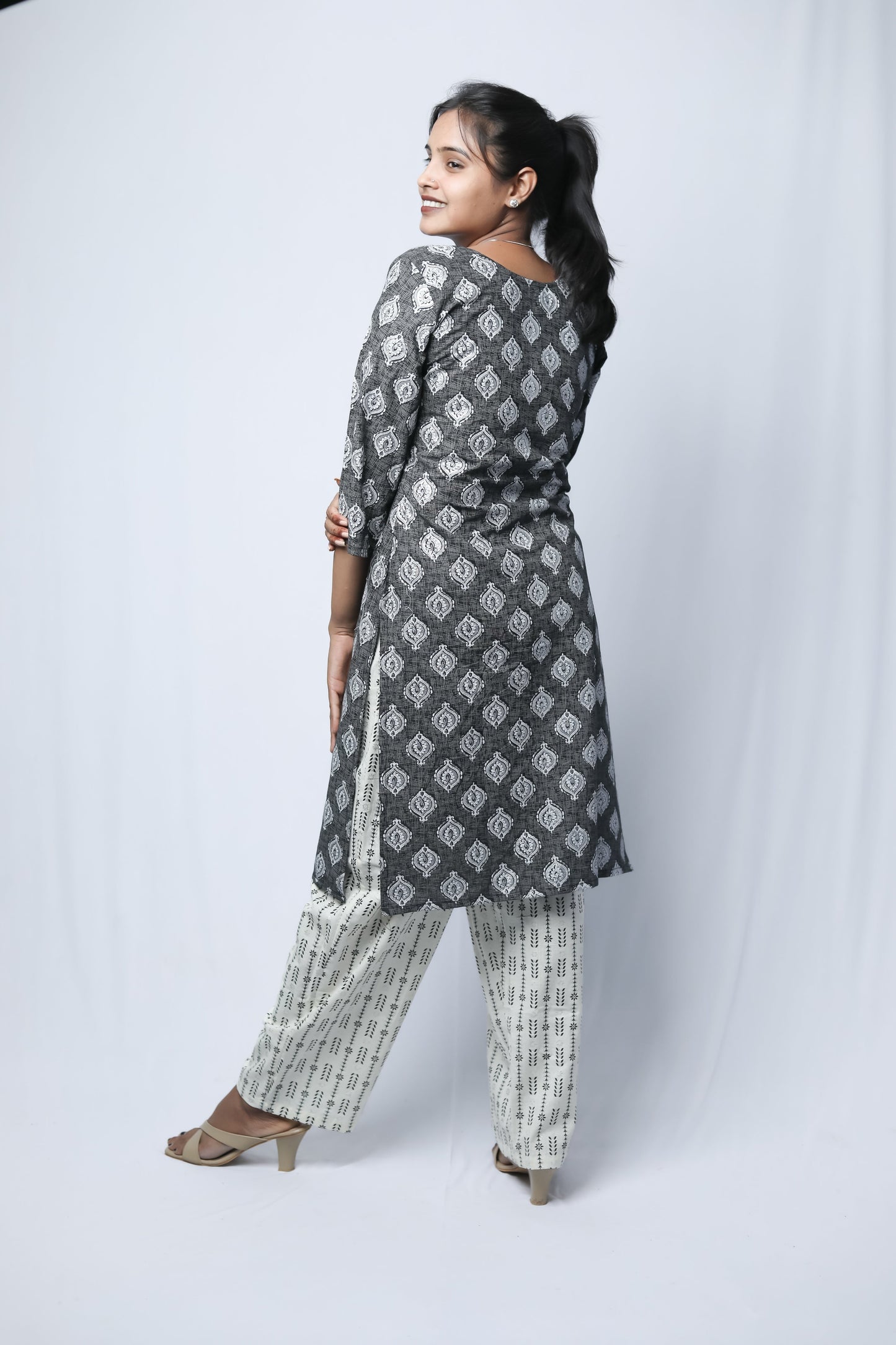 Round neck kurta set N Square