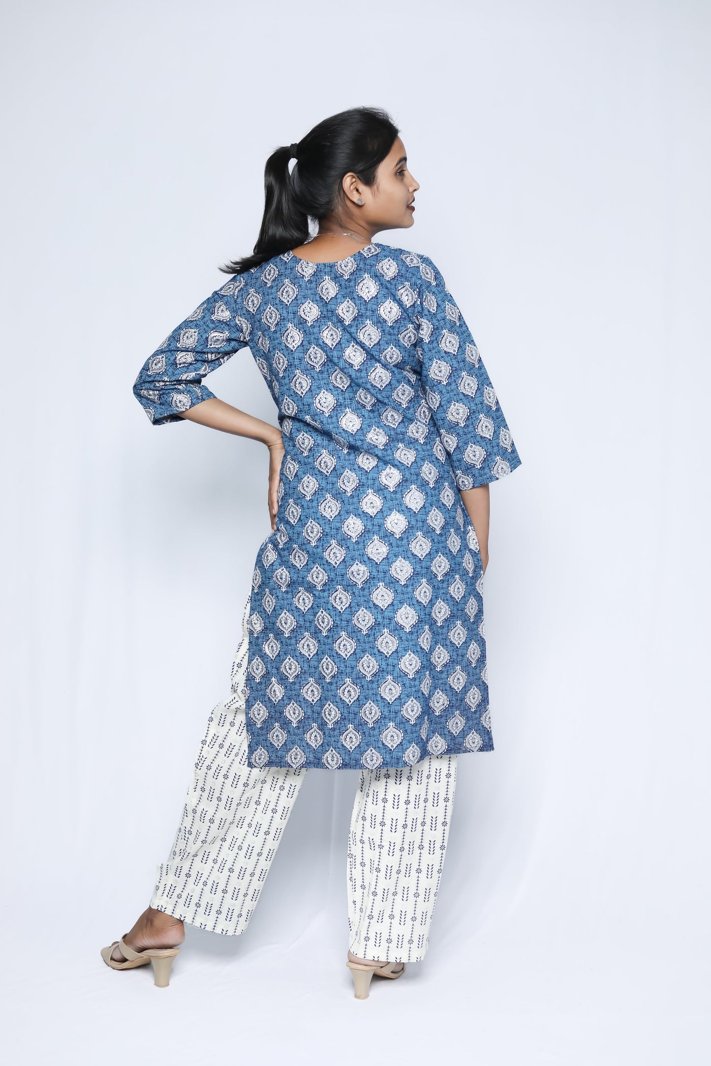 Round neck kurta set N Square
