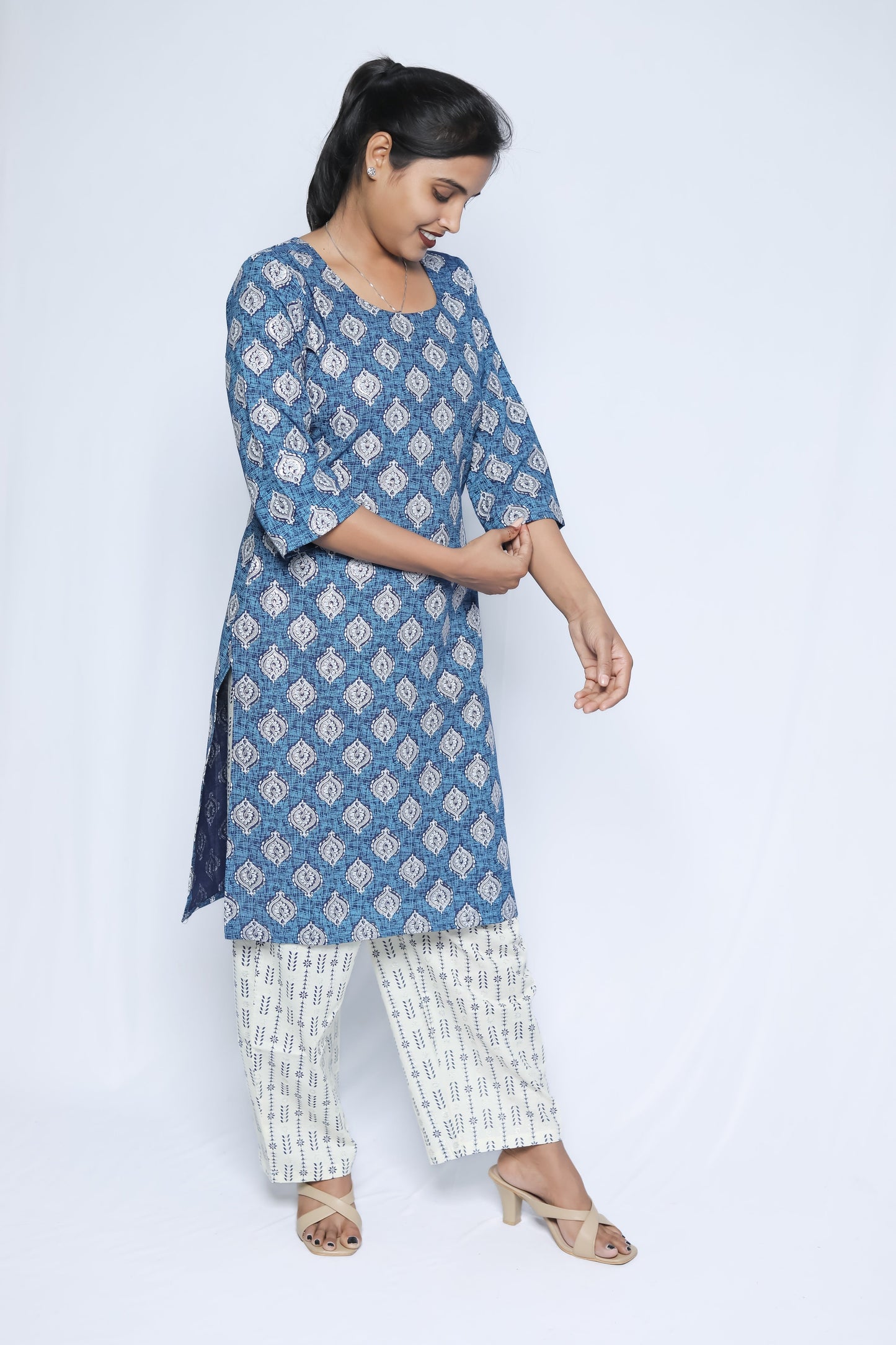 Round neck kurta set N Square