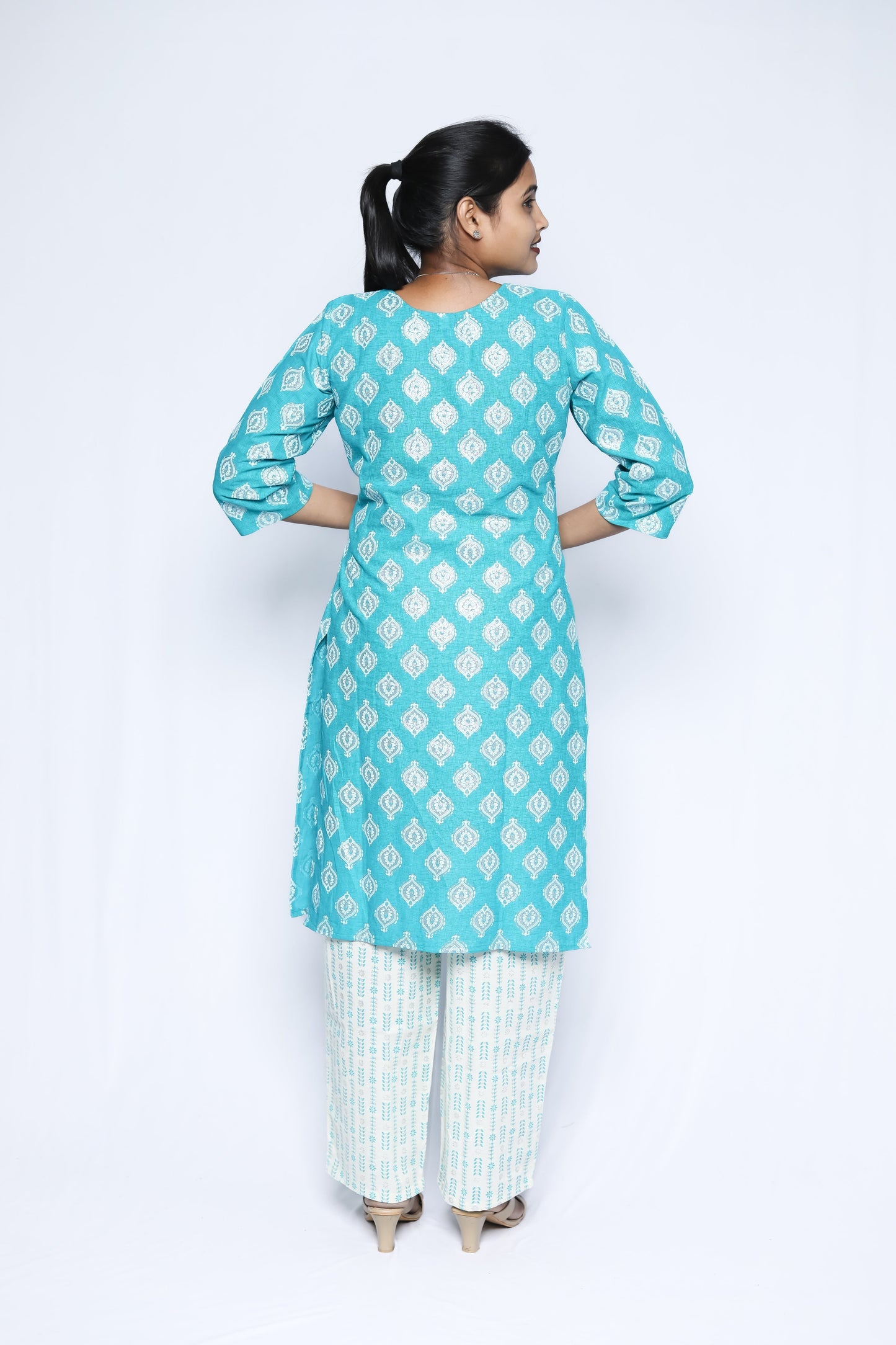 Round neck kurta set N Square