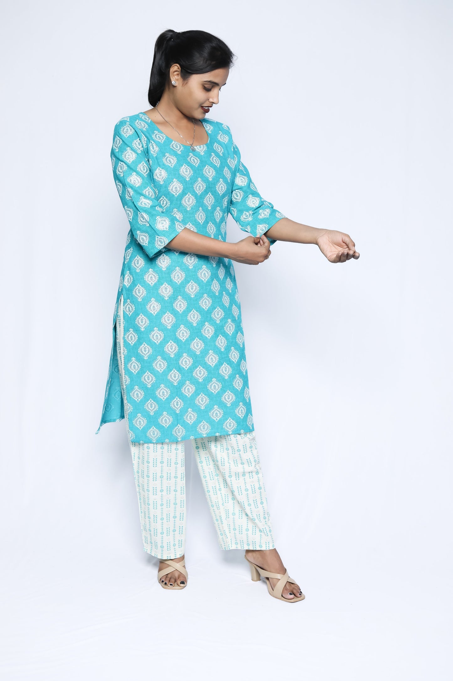 Round neck kurta set N Square