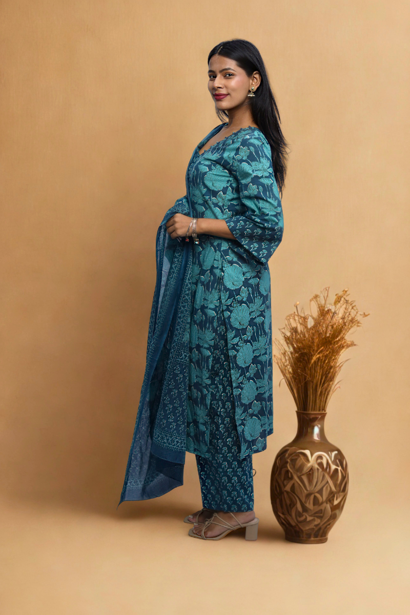 Avaraniya Green Elegant Cotton Suit Set for Women N Square