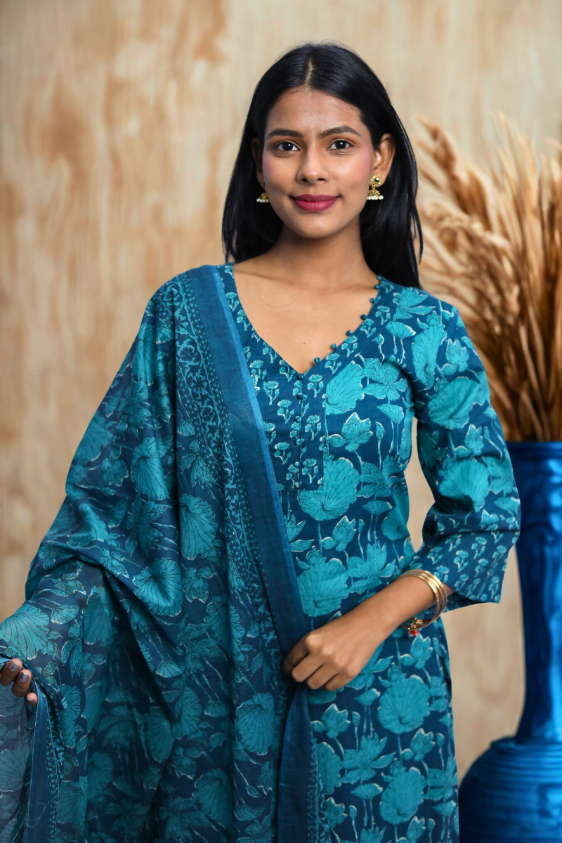 Avaraniya Green Elegant Cotton Suit Set for Women N Square