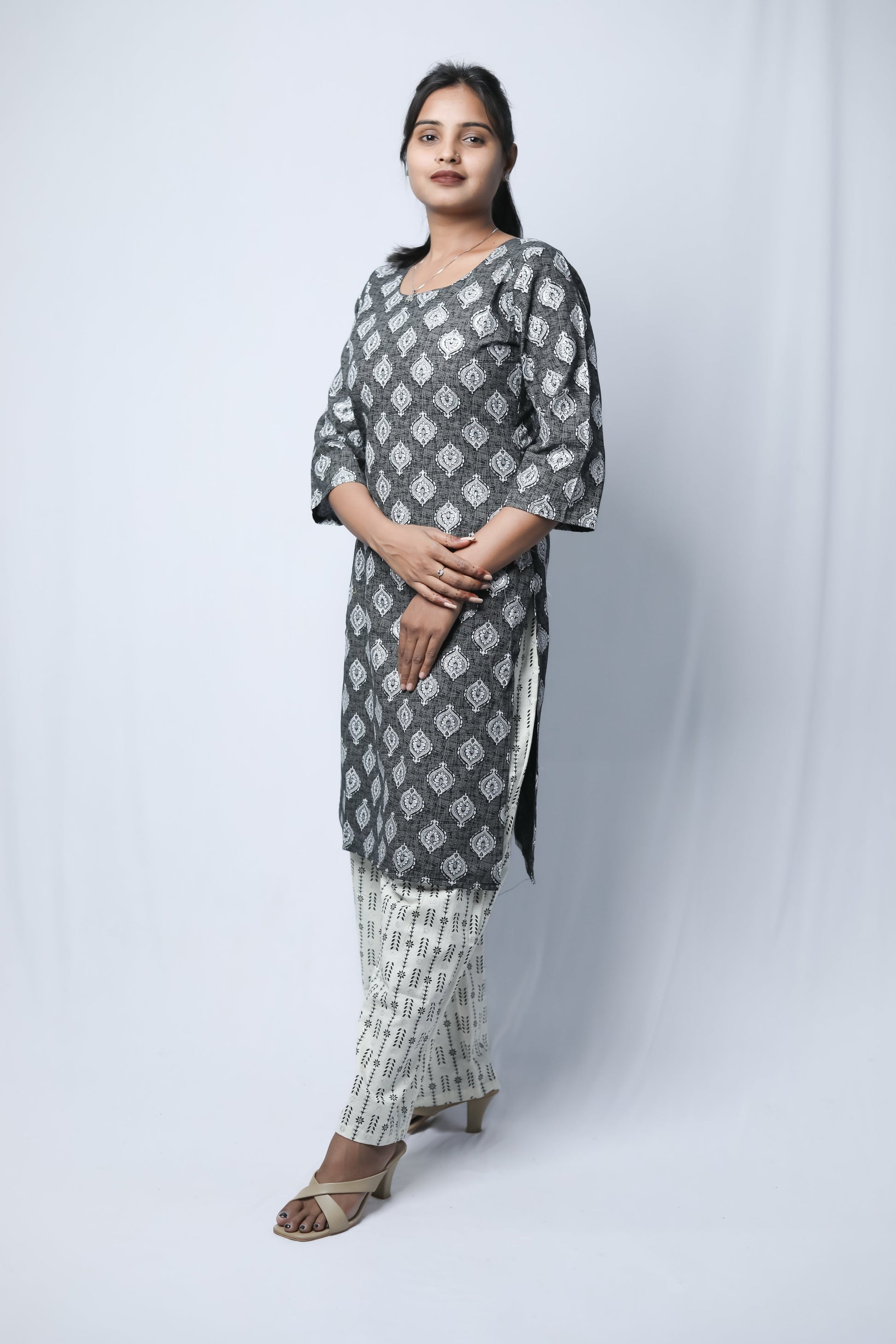 Round neck kurta set N Square