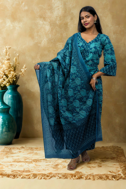 Avaraniya Green Elegant Cotton Suit Set for Women N Square